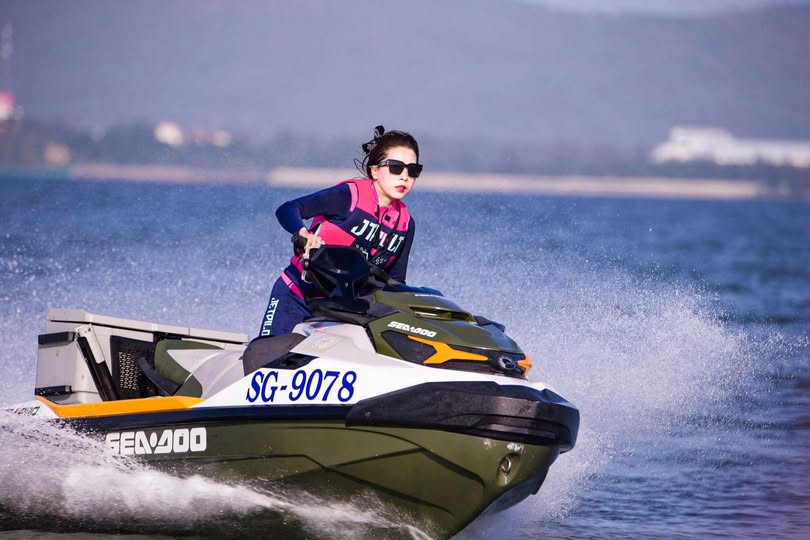 Mây mưa cùng chị chủ thầu vú to lồn không lông